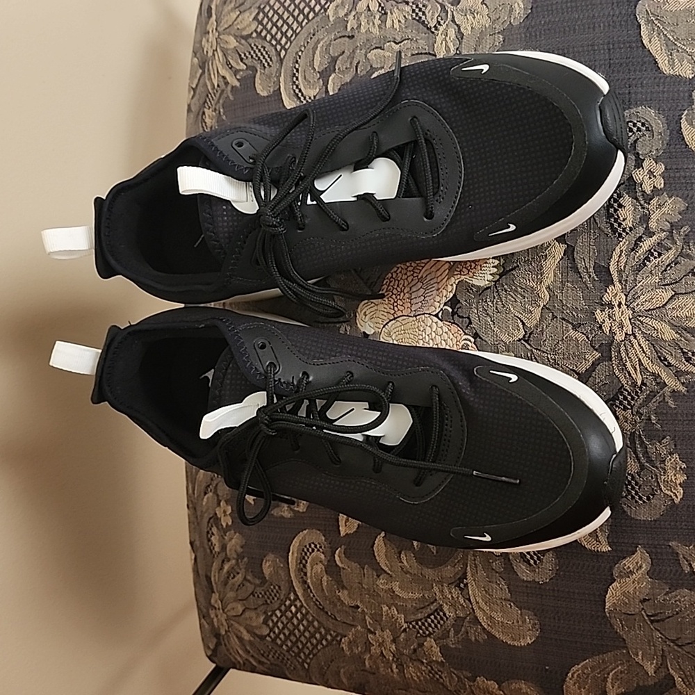 New wot, black Nike air max sneakers